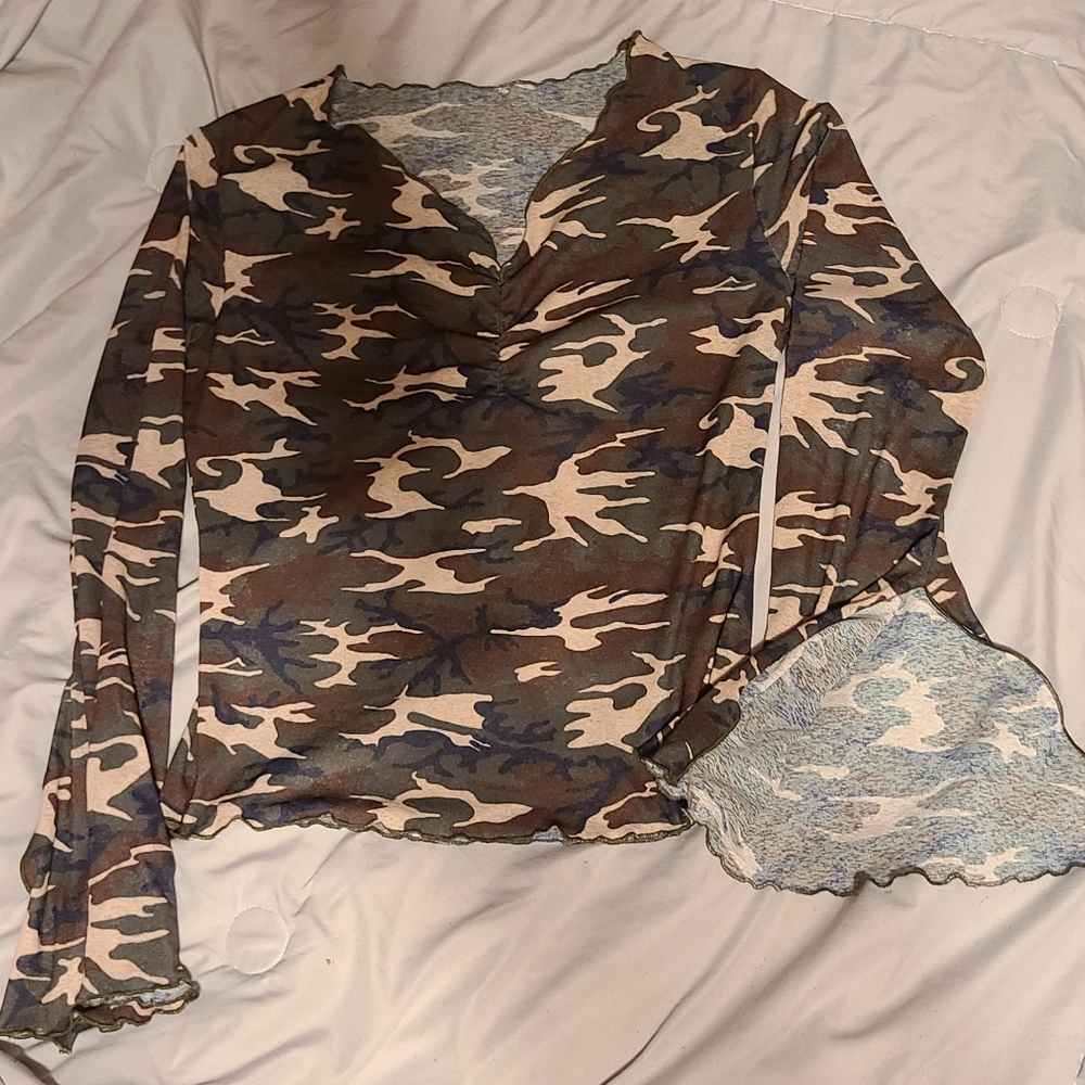 Flare sleeve Camo top